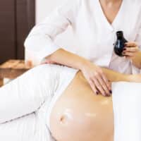 Massage bầu chuyên sâu dành cho mẹ bầu từ 16 – 38 tuần tuổi thai.