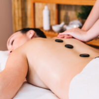 Massage body chuyên sâu đá nóng