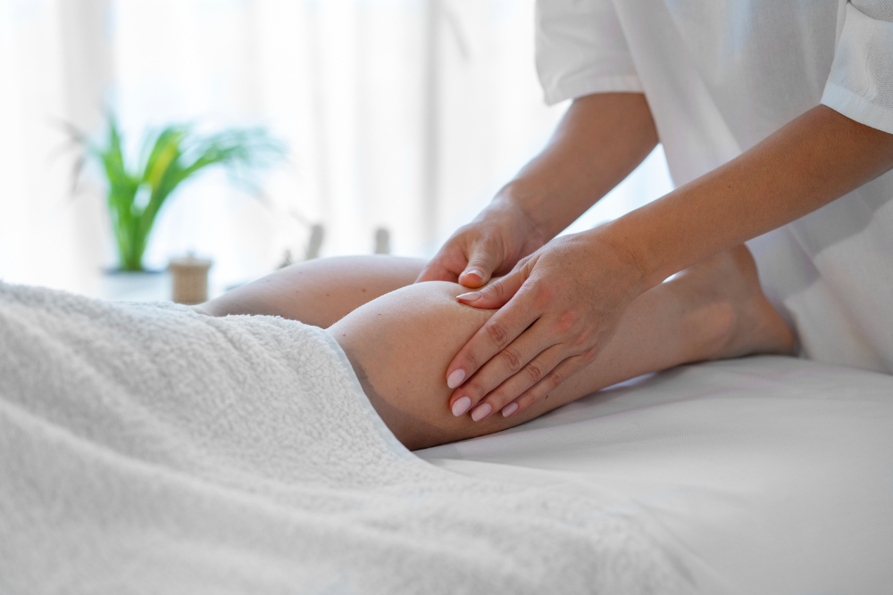 Massage tay chân thư giãn với tinh dầu.