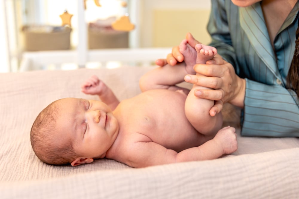 Thực hiện các liệu pháp tập vận động cho bé
