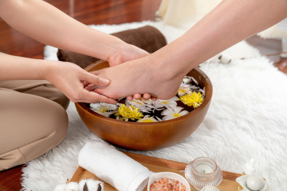 Ngâm chân với thảo dược.