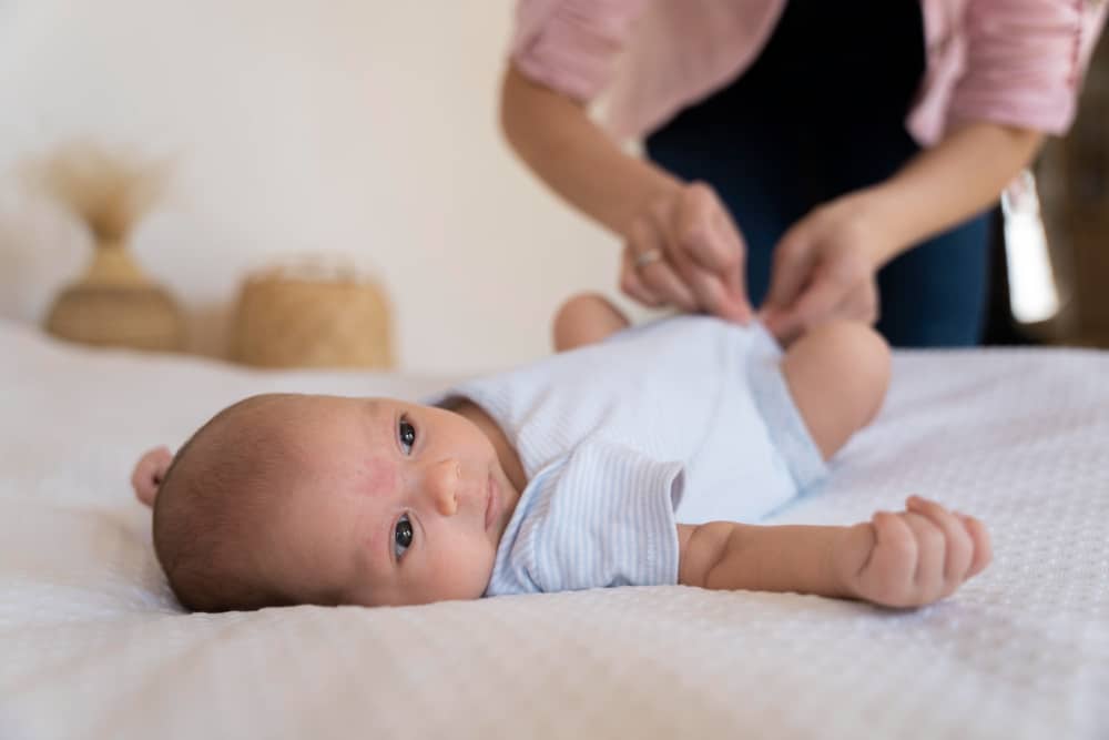 Thoa tinh dầu, mặc quần áo bỉm tã